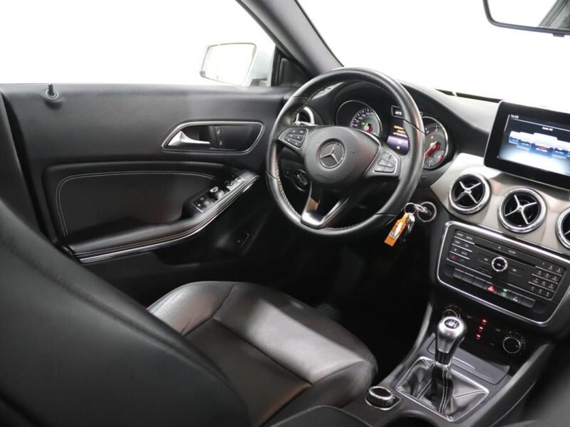 VENDUE/SOLD Mercedes-Benz CLA - 180 - URBAN XENON - CUIR - GPS - CAMERA - JA 17